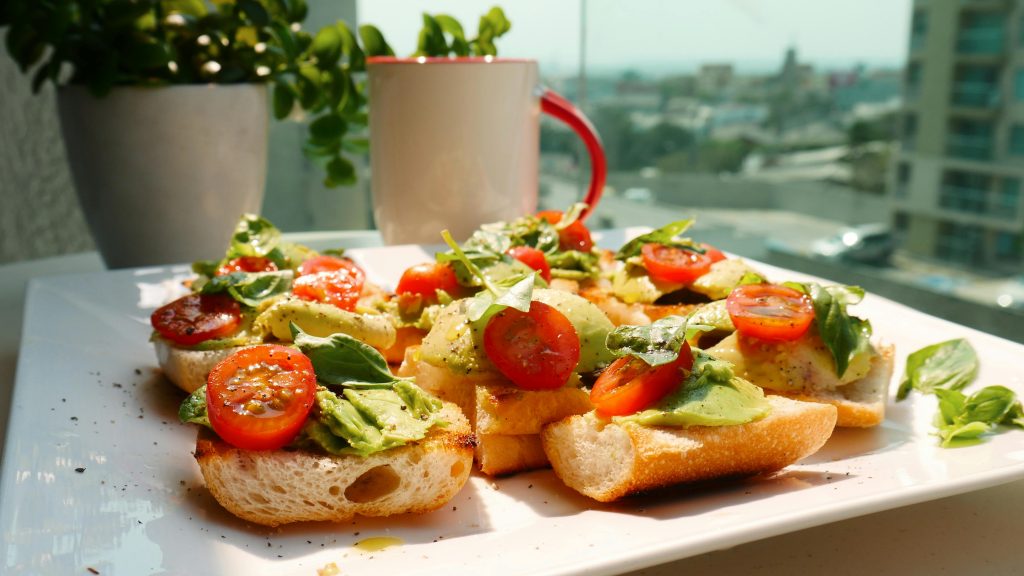 bocadillo de garbanzos y aguacate